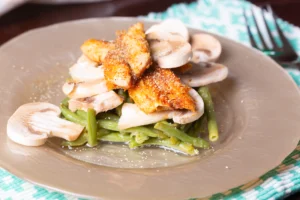 filetti di sgombro spadellato con paprika, a contorno fagiolini e funghi champignon